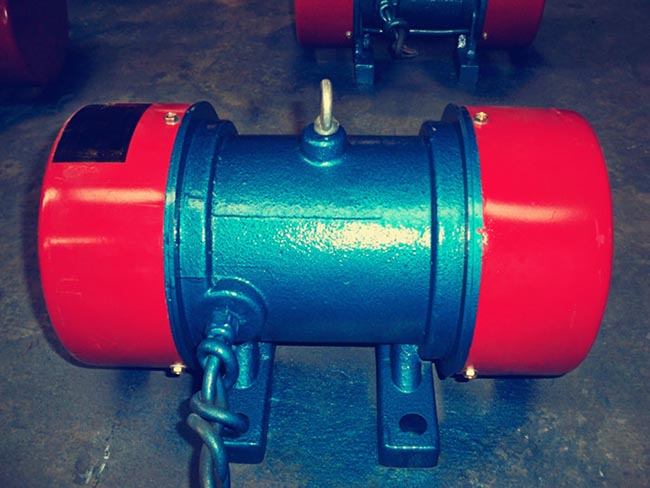 振動(dòng)電機(jī)軸線對振幅的影響