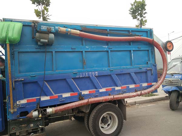 玉米吸糧裝車(chē)機(jī)，軟管吸糧機(jī)下鄉(xiāng)收糧專(zhuān)用設(shè)備