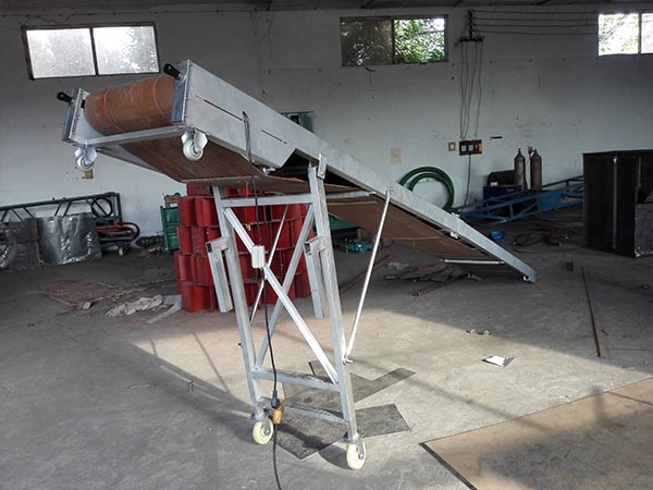 可折疊式家用小型皮帶機(jī)主要由兩個(gè)端點(diǎn)滾筒及緊套其上的閉合輸送帶組成 