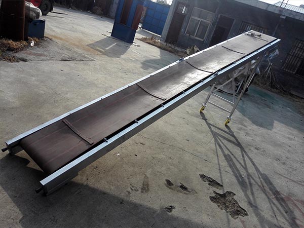 小型折疊皮帶機(jī)也叫帶式輸送機(jī)或膠帶輸送機(jī)，