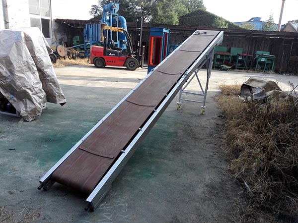 折疊輸送機(jī)皮帶機(jī)停車前必須先停止入料，等皮帶上存料卸盡方可停車。折疊皮帶輸送機(jī)電動機(jī)必須絕緣良好。移動式輸送機(jī)電纜不要亂拉和拖動。電動機(jī)要可靠接地。皮帶打滑時(shí)嚴(yán)禁用手去拉動皮帶，以免發(fā)生事故。