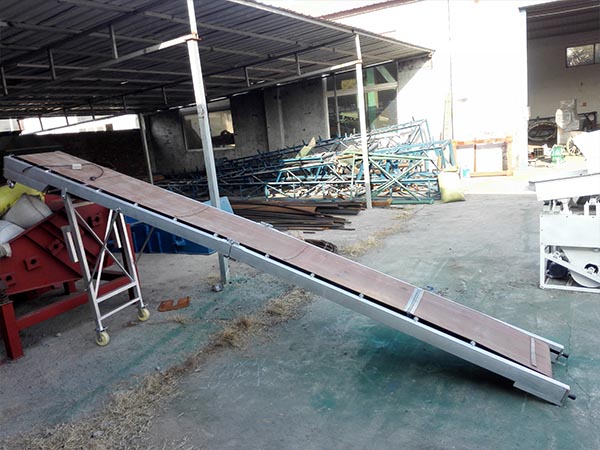 車載折疊皮帶機(jī)移動(dòng)式皮帶輸送機(jī)有電動(dòng)、手動(dòng)升降兩種型式