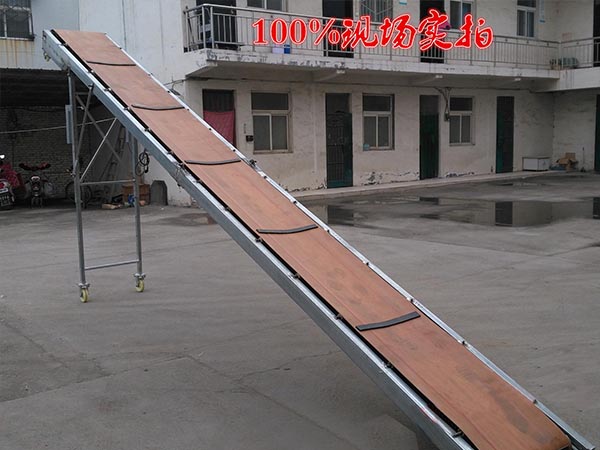 折疊型皮帶機運用輸送帶的連續(xù)或間歇運動來輸送各種輕重不同的物品