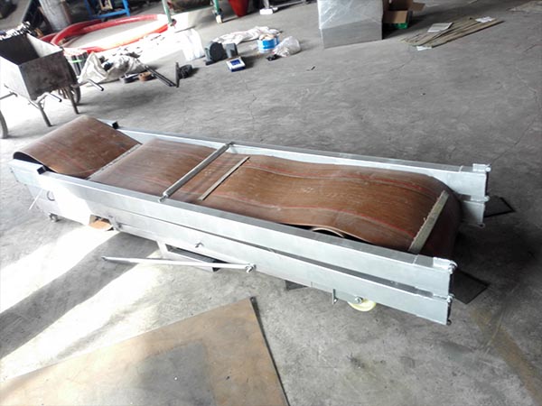 小麥折疊型皮帶機(jī)結(jié)構(gòu)形式：平型皮帶機(jī)、爬坡皮帶機(jī)、等多種形式