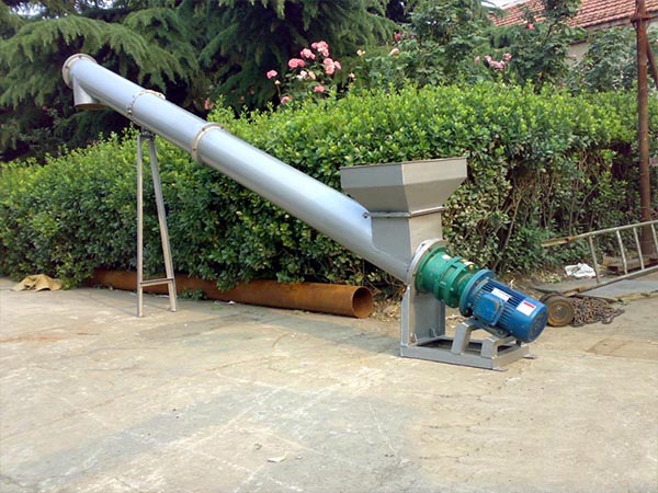 小型管式輸送機(jī)螺旋輸送機(jī)的傳動(dòng)系統(tǒng)是以電動(dòng)機(jī)為原動(dòng)力，