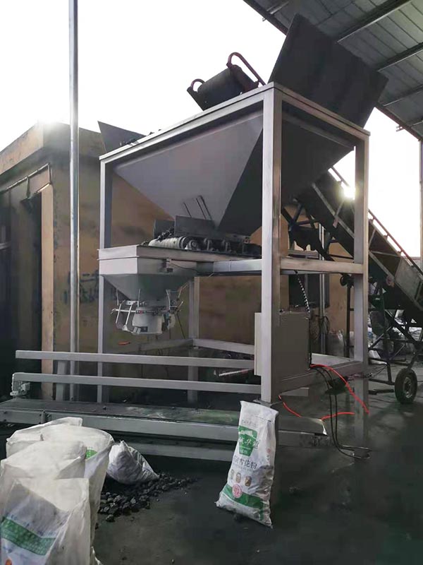 工作原理     1、提升機(jī)或者皮帶輸送機(jī)把煤塊、型煤送進(jìn)包裝機(jī)的進(jìn)料口（進(jìn)料口上下方各有一個(gè)限位開關(guān)，煤塊裝滿料倉時(shí)自動(dòng)關(guān)閉提升機(jī)或輸送機(jī)，防止煤塊溢出；當(dāng)煤塊少于一定量時(shí)會自動(dòng)開啟提升機(jī)或輸送機(jī)，繼續(xù)上料，該過程由控制系統(tǒng)自動(dòng)控制。）     2、煤塊經(jīng)過進(jìn)料口進(jìn)入喂料輸送帶，為了控制包裝速度和精度，喂料輸送帶分為高中低速度，高速為了產(chǎn)量，中速是過度低速是為了控制稱重的精度。     3、煤炭經(jīng)過喂料輸送帶進(jìn)入稱重料斗，當(dāng)稱重料斗達(dá)到指定重量后，喂料輸送帶停止喂料，包裝袋固定器自動(dòng)開啟，包裝袋落到封包輸送帶上，封包輸送帶把裝有煤炭的口袋開始向縫紉機(jī)運(yùn)行。     4、縫紉機(jī)把裝有煤塊的口袋自動(dòng)封口，包裝流程結(jié)束。