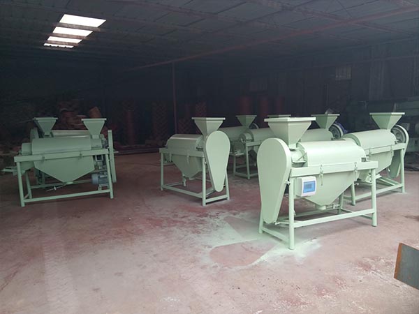 糧食拋光機/谷物拋光機/谷物去表面霉粉機具有設計合理、移動方便、工作可靠、通用好運轉平穩(wěn)、效率高、破碎低、易操作外型美觀，內部設備保護強;高密度網(wǎng)孔前門及后門，同時解決設備保護。通風散熱等方面的使用要求:結構穩(wěn)固，尺寸精密，組合式設計，安裝容易，內部托盤可根據(jù)用戶的要求自由上下調整;上部和下部走線通道均可關閉:四風扇設計為柜體內設備散熱提供保障:可快速拆卸的左右側門;可同時安裝腳輪和支撐腳;齊全的可選配件。  谷物拋光機又叫糧食拋光機，是我公司根據(jù)谷物實際情況研發(fā)制造的一種多功能糧食去芒、拋光、去除霉點的新型糧食設備。本設備功率低，生產(chǎn)量大，操作簡單，工作現(xiàn)場無粉塵，移動方便，拋光處理效果好，深得客戶一致好評。運行原理:谷物拋光機是根據(jù)螺旋軸的旋轉使物料在流態(tài)化地過程中使物料相互置換運動與固定在螺旋軸上的棉布互相摩擦，使物料達到理想的拋光效果。