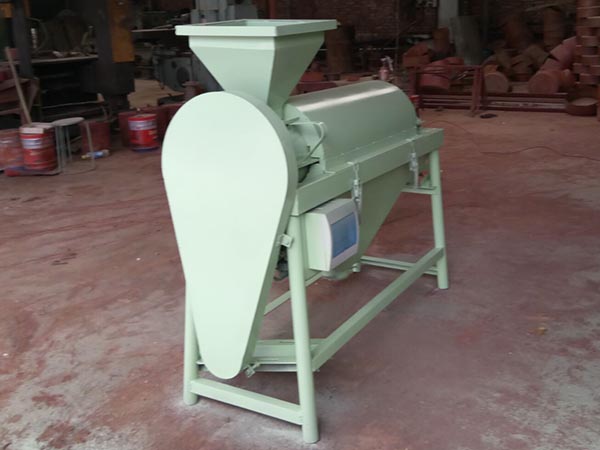 拋光機(jī)廣泛用于種子加工和農(nóng)副產(chǎn)品處理行業(yè)，對(duì)豆類、小麥、谷物、綠豆、棉籽、大豆、瓜子、蠶豆、麻籽、花生果、花生米、黃豆、麻子、南瓜子、紅小豆、油菜籽、亞麻籽、玉米、大米、稻米、高粱、大麥、黑麥、青稞、小豆等農(nóng)作物具有良好的拋光效果，特別對(duì)清選過的豆類谷物效果更好。用糧食拋光機(jī)加工過的產(chǎn)品光亮剔透，光潔度好，使物料的品質(zhì)得到進(jìn)一步的提高谷物糧食拋光機(jī)小型青稞大豆去霉拋光機(jī)  建達(dá)小型糧食拋光機(jī)是目前一款新型簡(jiǎn)易式谷物清潔加工設(shè)備。該設(shè)備于谷物去芒、谷物拋光、去除谷物霉點(diǎn)等多種功能為一體。經(jīng)過反復(fù)試驗(yàn)操作，該設(shè)備達(dá)到功率低，生產(chǎn)量大，操作簡(jiǎn)單，工作現(xiàn)場(chǎng)無粉塵，移動(dòng)方便，拋光處理效果好等特點(diǎn)，深受糧食加工用戶的歡迎
