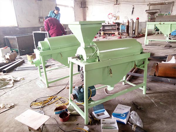 拋光機支持定制該機具有設(shè)計精密合理、移動方便、性能平穩(wěn)、生產(chǎn)效率高、破碎率低、易操作外觀精美等優(yōu)點，本公司糧食拋光機全部采用優(yōu)質(zhì)的材料：電機為100%全銅線電機，一毫米鍍鋅篩網(wǎng)，機軸用無縫鋼管加工而成。拋光機目前主要有三種型號，1噸、5噸、10噸、配置2.2kw，7.5kw，11kw電機。  設(shè)備用途: 1：種子加工前一道去芒設(shè)備， 2：五谷雜糧表面去除灰塵， 3：增加五谷雜糧表面光潔度亮度， 4: 去除五谷雜糧表面霉點。