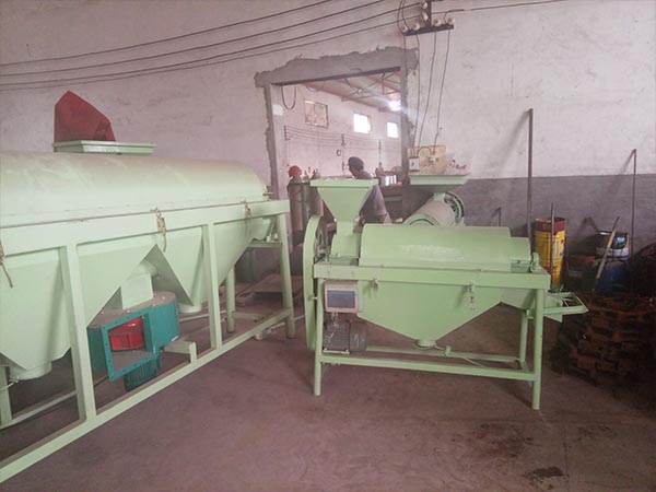拋光機(jī)，移動(dòng)方便，電壓可選擇380V或220V三相電或單相電，產(chǎn)品規(guī)格及技術(shù)參數(shù)︰去除五谷雜糧表面霉點(diǎn)每小時(shí)生產(chǎn)10噸大型尺寸∶2800*1350*1600每小時(shí)生產(chǎn)1.5噸小型尺寸:1500*600*1300每小時(shí)生產(chǎn)5噸的中型尺寸:2800*700*1600  適用范圍∶谷物拋光機(jī)廣泛用于種子加工和農(nóng)副產(chǎn)品處理行業(yè)，對(duì)豆類、小麥、谷物、綠豆、棉籽、大豆、瓜子、蠶豆、蓖麻籽、花生果、花生米、黃豆、麻子、南瓜子、紅小豆、油菜籽、亞麻籽、玉米、大米、稻米、高粱、大麥、黑麥、青稞、小豆等農(nóng)作物具有良好的拋光效果，特別對(duì)清選過的豆類谷物效果更好。