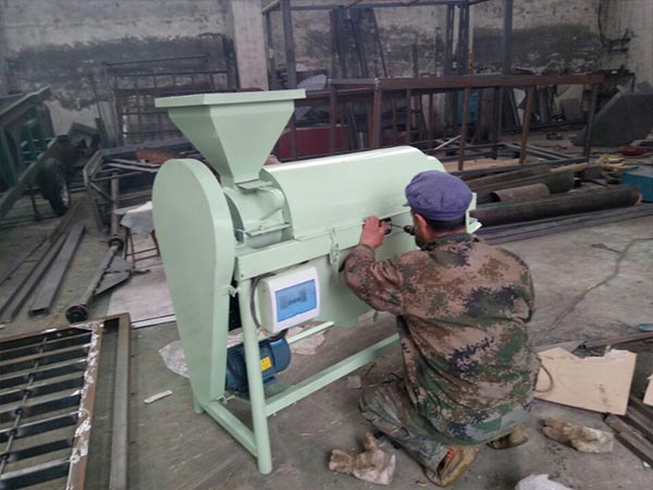 糧食拋光機(jī)中型5噸水稻打毛機(jī)電動(dòng)除芒機(jī) 水稻種子脫芒機(jī) 水稻自動(dòng)去芒機(jī)5噸水稻打毛機(jī)-黑龍江大型水稻脫芒機(jī)- 380V從升水稻除芒拋光機(jī)  水稻脫芒機(jī)/水稻種子打毛機(jī)/大型水稻脫芒機(jī)/水稻就是我們常吃的大米。大型水稻脫芒機(jī)比較適合種子公司用。水稻種子上邊不能有芒刺。芒刺會(huì)影響種子的播種效果，買水稻脫芒機(jī)就選耐爾特機(jī)械，一家專業(yè)生產(chǎn)水稻拋光機(jī)的廠家。
