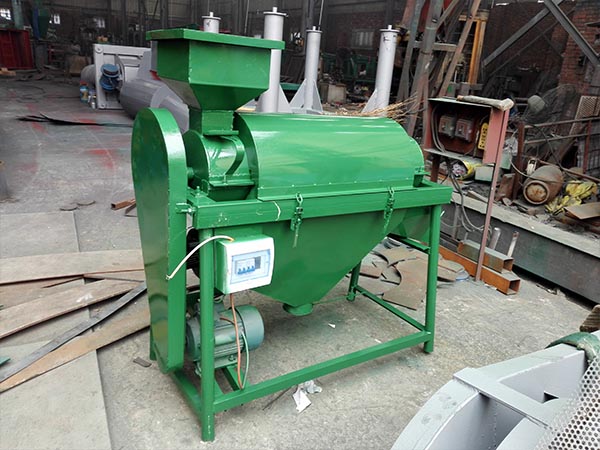 移動方便，電壓可選擇380V或220V三相電或單相電，產(chǎn)品規(guī)格及技術(shù)參數(shù)︰去除五谷雜糧表面霉點每小時生產(chǎn)10噸大型尺寸∶2800*1350*1600每小時生產(chǎn)1.5噸小型尺寸:1500*600*1300每小時生產(chǎn)5噸的中型尺寸:2800*700*1600  適用范圍∶谷物拋光機廣泛用于種子加工和農(nóng)副產(chǎn)品處理行業(yè)，對豆類、小麥、谷物、綠豆、棉籽、大豆、瓜子、蠶豆、蓖麻籽、花生果、花生米、黃豆、麻子、南瓜子、紅小豆、油菜籽、亞麻籽、玉米、大米、稻米、高粱、大麥、黑麥、青稞、小豆等農(nóng)作物具有良好的拋光效果，特別對清選過的豆類谷物效果更好。