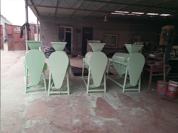 谷物拋光機(jī)廣泛用于種子加工和農(nóng)副產(chǎn)品處理行業(yè)，對豆類、小麥、谷物、綠豆、棉籽、大豆、瓜子、蠶豆、蓖麻籽、花生果、花生米、黃豆、麻子、南瓜子、紅小豆、油菜籽、亞麻籽、玉米、大米、稻米、高粱、大麥、黑麥、青稞、小豆等農(nóng)作物具有良好的拋光效果，用糧食拋光機(jī)加工過的產(chǎn)品光亮剔透，光潔度好，使物料的品質(zhì)得到進(jìn)一步的提高。  拋光機(jī)又叫糧食拋光機(jī)，是根據(jù)谷物實(shí)際情況研發(fā)制造的一種多功能糧食去芒、拋光、去除霉點(diǎn)的新型糧食設(shè)備。本設(shè)備功率低，生產(chǎn)量大，操作簡單，工作現(xiàn)場無粉塵，移動(dòng)方便，拋光處理效果好，深得客戶一致好評(píng)。