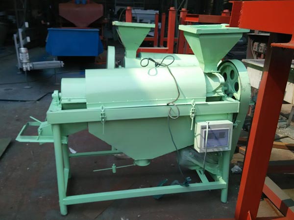 水稻打芒機(jī)多功能小麥玉米去塵機(jī) 打磨機(jī)除霉拋亮糧食拋光機(jī)也叫谷物拋光機(jī)適用于種子加工和農(nóng)副產(chǎn)品處理行業(yè)，對豆類、小麥、谷物、綠豆、大豆、黃豆、紅小豆、玉米、大米、稻米、高粱、大麥、黑麥、青稞、小豆、松子、榛子等糧食作物及堅(jiān)果類有很好的拋光效果，特別對清選過的豆類谷物效果更佳。  水稻脫芒拋光機(jī) 時(shí)產(chǎn)5噸玉米小麥高粱大小米豆類鴿糧除雜去霉變拋光機(jī) 水稻脫芒拋光機(jī) 時(shí)產(chǎn)5噸玉米小麥高粱大小米豆類鴿糧除雜去霉變拋光機(jī) 水稻脫芒拋光機(jī) 時(shí)產(chǎn)5噸玉米小麥高粱大小米豆類鴿糧除雜去霉變拋光機(jī)
