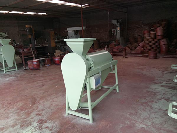 水稻打芒機(jī)多功能小麥玉米去塵機(jī) 打磨機(jī)除霉拋亮糧食拋光機(jī)也叫谷物拋光機(jī)適用于種子加工和農(nóng)副產(chǎn)品處理行業(yè)，對豆類、小麥、谷物、綠豆、大豆、黃豆、紅小豆、玉米、大米、稻米、高粱、大麥、黑麥、青稞、小豆、松子、榛子等糧食作物及堅(jiān)果類有很好的拋光效果，特別對清選過的豆類谷物效果更佳。  水稻脫芒拋光機(jī) 時(shí)產(chǎn)5噸玉米小麥高粱大小米豆類鴿糧除雜去霉變拋光機(jī) 水稻脫芒拋光機(jī) 時(shí)產(chǎn)5噸玉米小麥高粱大小米豆類鴿糧除雜去霉變拋光機(jī) 水稻脫芒拋光機(jī) 時(shí)產(chǎn)5噸玉米小麥高粱大小米豆類鴿糧除雜去霉變拋光機(jī)