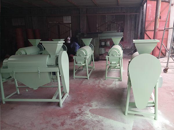 糧食去除泥花臉專用拋光機(jī) 5噸型谷物拋光機(jī)器，大、中、小型黃豆玉米專用拋光機(jī)，拋光機(jī)一次性去除豆類的泥花臉、灰塵，可使豆類表面泛出誘人的光澤，提高商品糧食等級。  拋光機(jī)是多功能糧食去芒，小型糧食拋光機(jī)，拋光，去除霉點的新型設(shè)備。本設(shè)備功率低，生產(chǎn)量大，操作簡單，工作現(xiàn)場無粉塵，移動方便，谷物糧食拋光機(jī)，拋光處理效果好能夠一次性清理糧食中的塵土，碎棒蕊，與糧食顆粒中同等體積的輕雜物質(zhì)，和較重的雜物(小石頭），清雜率達(dá)95%。對糧食谷物中發(fā)霉變質(zhì)的顆粒清除率達(dá)80%以上。該系列設(shè)備適用于糧庫、糧食處理中心、面粉加工廠、種子加工基地、食品加工廠、農(nóng)場、飼糧場、淀粉廠。