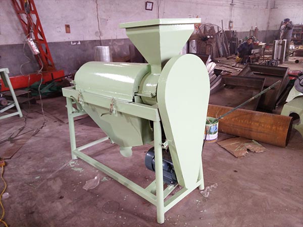 拋光機(jī) 豆類提亮拋光機(jī) 廣泛用于種子加工和農(nóng)副產(chǎn)品處理行業(yè)，對(duì)豆類、小麥、谷物、綠豆、棉籽、大豆、瓜子、蠶豆、麻籽、花生果、花生米、黃豆、麻子、南瓜子、紅小豆、油菜籽、亞麻籽、玉米、大米、稻米、高粱、大麥、黑麥、青稞、小豆等農(nóng)作物具有良好的拋光效果，特別對(duì)清選過(guò)的豆類谷物效果更好。用糧食拋光機(jī)加工過(guò)的產(chǎn)品光亮剔透，光潔度好，使物料的品質(zhì)得到進(jìn)一步的提高。  設(shè)備用途  1. 種子加工前一道去芒設(shè)備； 2. 五谷雜糧表面去除灰塵； 3. 增加五谷雜糧表面光潔度亮度； 4. 去除五谷雜糧表面霉點(diǎn)。